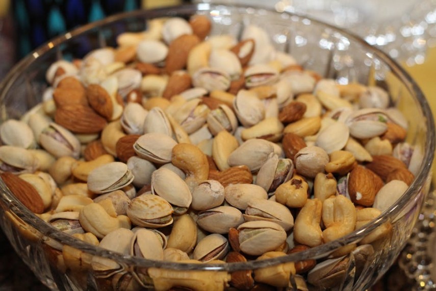 Grãos e sementes – Castanhas, sementes de linhaça, de girassol, entre outros grãos, contém flavonoides. Essa substância tem efeito anti-inflamatório e é também emoliente