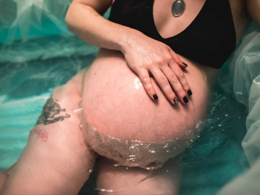 A fotógrafa norte-americana Laura Fifield, de Spokane, nos Estados Unidos, registrou o parto de Natalie