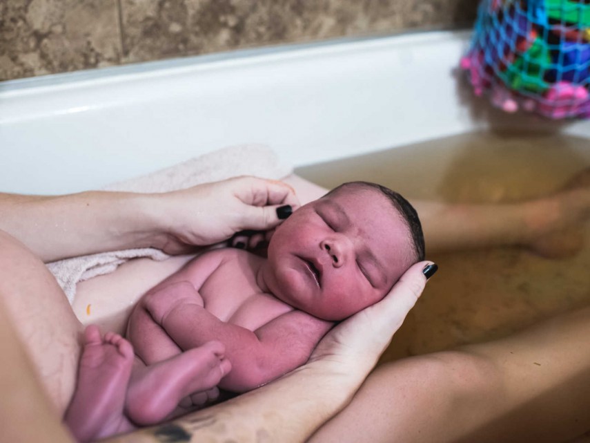 A fotógrafa norte-americana Laura Fifield, de Spokane, nos Estados Unidos, registrou o parto de Natalie