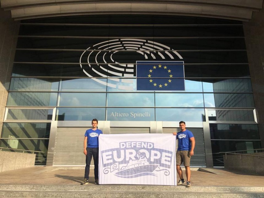 No parlamento europeu, com bandeira da campanha