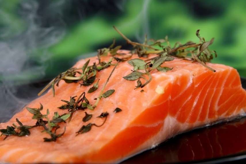 Peixes – Atum, salmão e sardinha são alimentos que têm Ômega 3, um nutriente que protege as vias aéreas e ajuda a combater inflamações