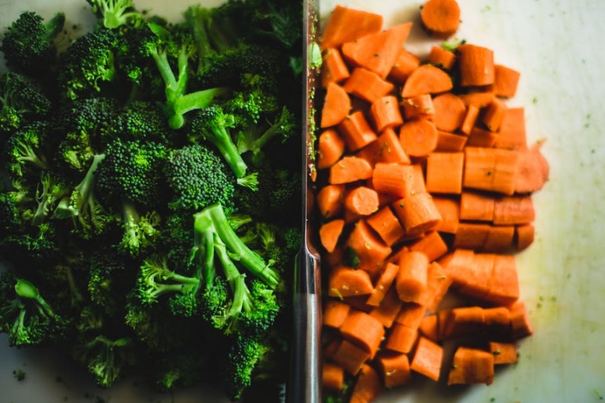 Vegetais e frutas – Brócolis, vagem e vegetais verde escuros contêm clorofila, um poderoso antioxidante, propriedade também presente na cenoura, acerola, manga e abóbora (por conter carotenoides)