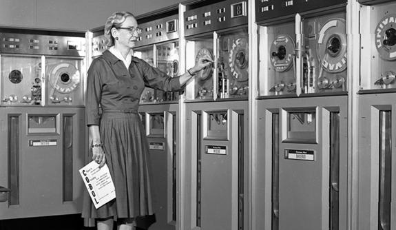 Almirante da Marinha dos Estados Unidos, Graça Murray Hopper inventou o Cobol (primeiro programa de computador para negócios).