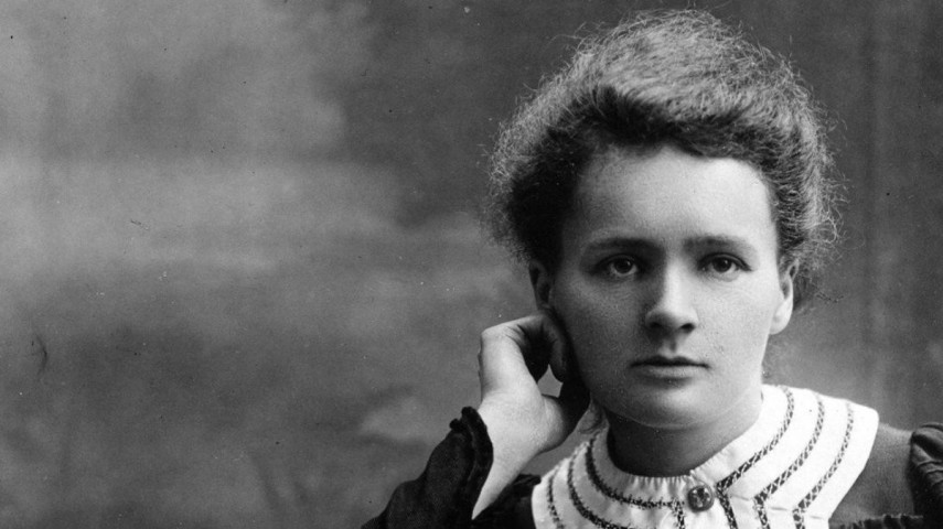 Marie Curie foi a única pessoa a ganhar dois prêmios Nobel. O primeiro pelas pesquisas sobre radiação, em 1903 – foi dividido com seu marido Pierre Curie e o físico Henri Becquerel. O segundo, em química, em 1911, deveu-se à descoberta do elemento rádio. Sem ela, não haveria raio-x.