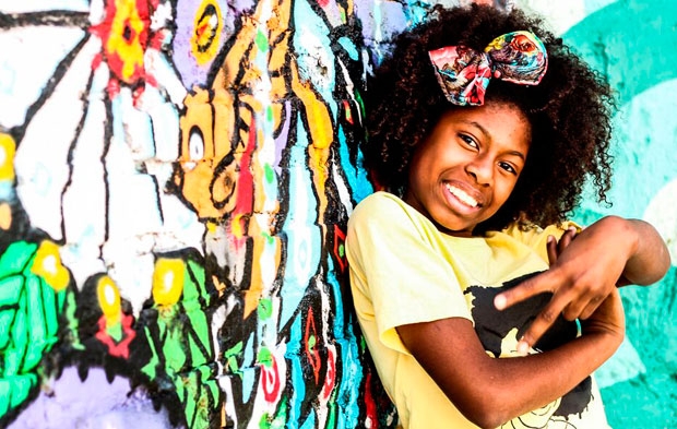 Com somente 13 anos de idade, a rapper paulistana é outra brasileira que entrou na lista de mulheres mais inspiradoras de 2017, feita pela BBC. Desde os 11 anos a menina combate o racismo e o preconceito em músicas como 'Menina Pretinha' e 'Barbie Black', mostrando que o futuro do hip hop brasuca é delas. 