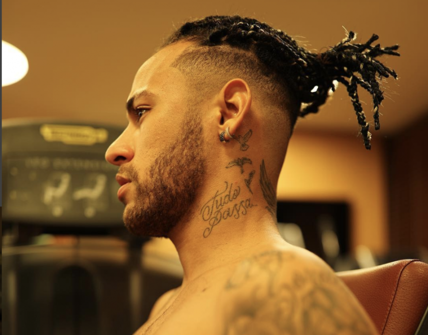 Qual é o cabelo natural do Neymar?