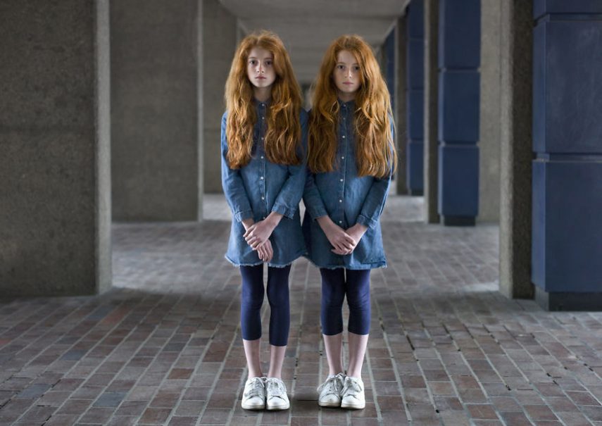 O fotógrafo Peter Zelewski passou os últimos dois anos explorando o mundo especial de gêmeos idênticos, questionando não apenas o incrível vínculo entre eles, mas também o que os torna diferentes uns dos outros à medida que suas personalidades vão aparecendo.