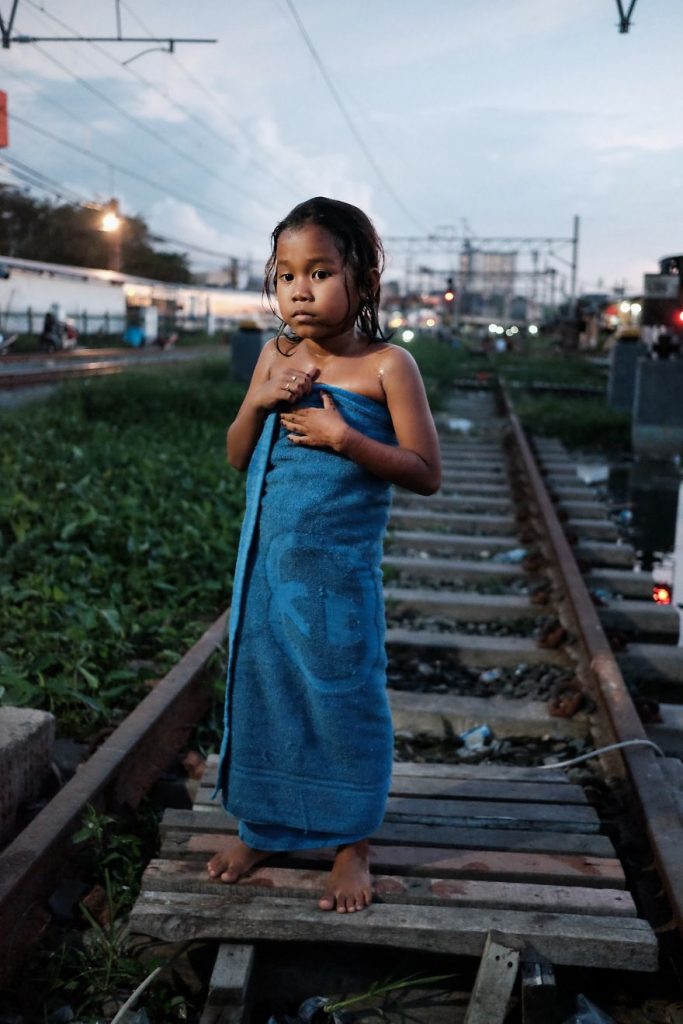 Fotógrafo Vytautas Jankulskas retratou com vivem as pessoas que moram nas favelas de Jacarta, na Indonésia
