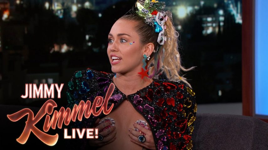 Miley é o contrário de Katy Perry. A cantora diz que seus seios são pequenos. Em entrevistas, contou que já pensou em colocar silicone. 