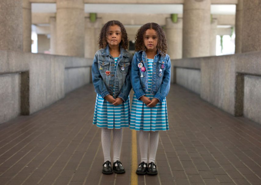 O fotógrafo Peter Zelewski passou os últimos dois anos explorando o mundo especial de gêmeos idênticos, questionando não apenas o incrível vínculo entre eles, mas também o que os torna diferentes uns dos outros à medida que suas personalidades vão aparecendo.