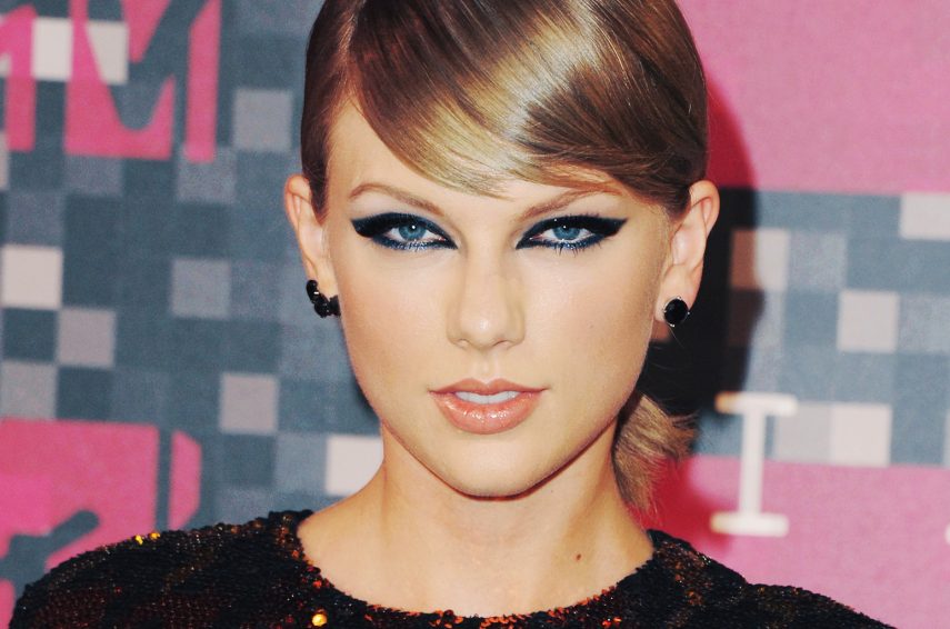 Taylor tem neura com seus olhos pequenos. Porém, a cantora só foi se incomodar com isso após internautas começarem a falar do tamanho deles. 