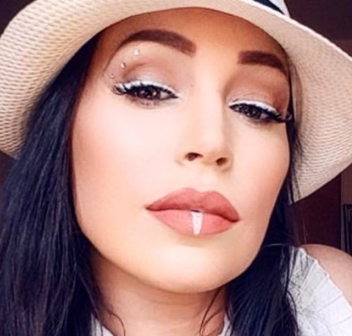 Nas redes sociais, blogueiras e fãs de maquiagem mostram como usar a tendência no dia a dia