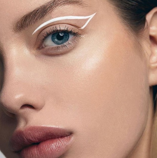 Nas redes sociais, blogueiras e fãs de maquiagem mostram como usar a tendência no dia a dia