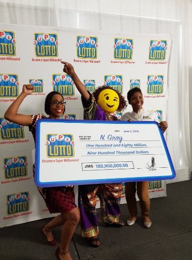 Jamaicana preserva identidade e aparece para receber prêmio da loteria usando máscara de emoji