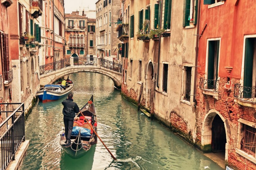 As famosas gôndolas nos canais de Veneza, na Itália.