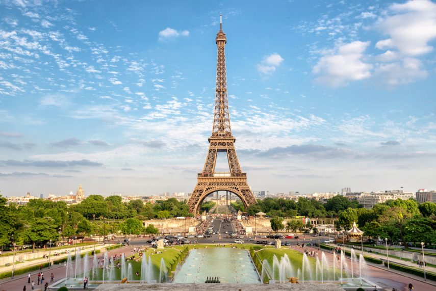 A mundialmente famosa Torre Eiffel, em Paris, na França.
