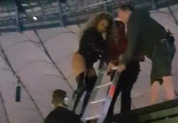 Cantora é resgatada com escada em show, na Polônia