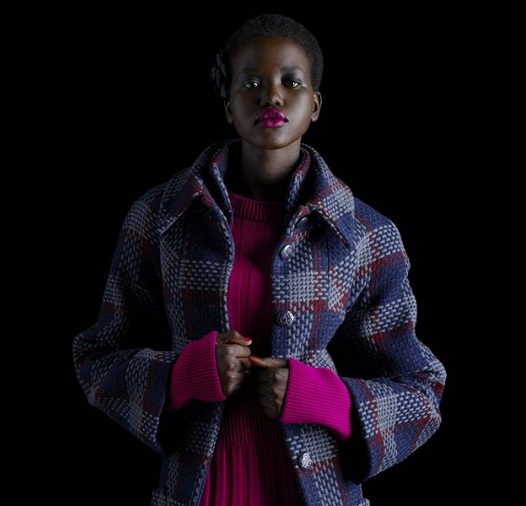 Adut foi descoberta em um campo de refugiados e é estrela da nova campanha da Chanel