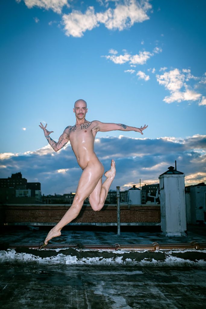 Dançarinos posam nus no topo de prédios de Nova York, nos EUA