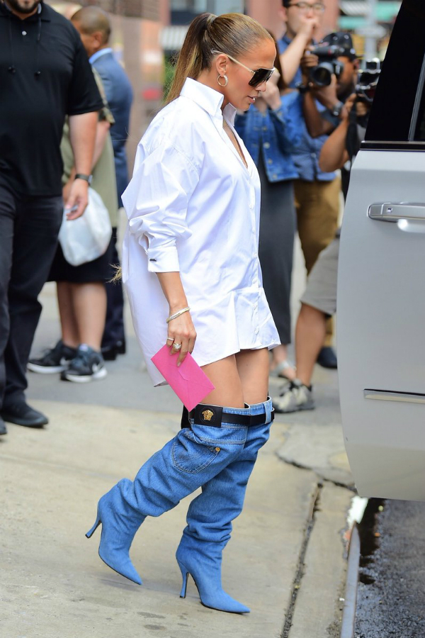 Jennifer Lopez lança moda de bota jeans que parece calça