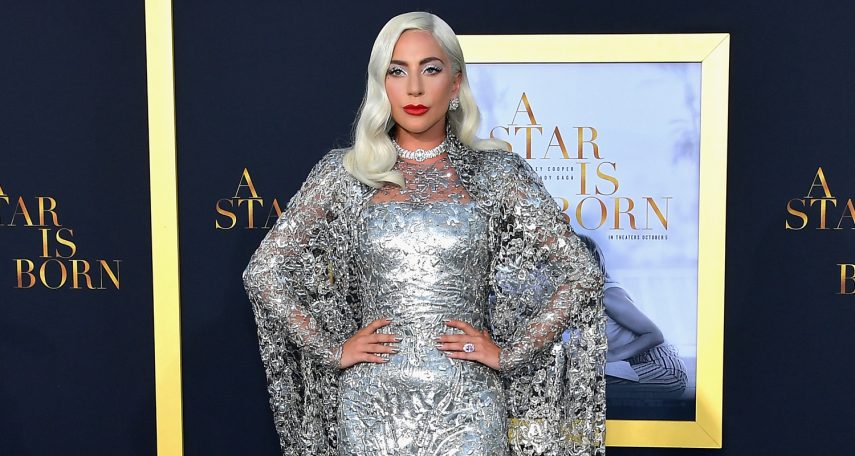 Lady Gaga brilha com look metalizado na première de filme