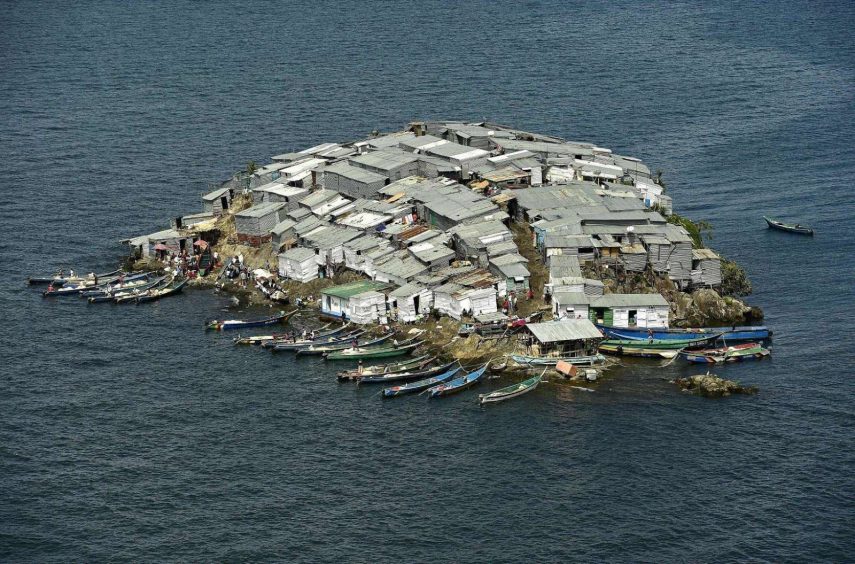 Ilha tem 500 aldeões amontoados em cabanas