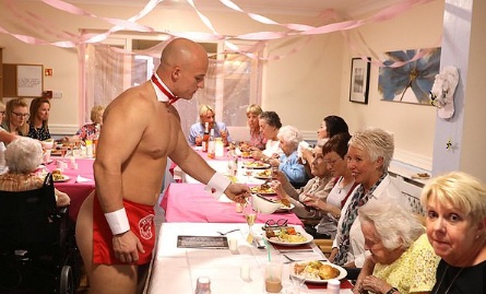 Onze moradoras de lar no interior da Inglaterra convidaram garçons musculosos e nus para servirem o jantar por uma noite!