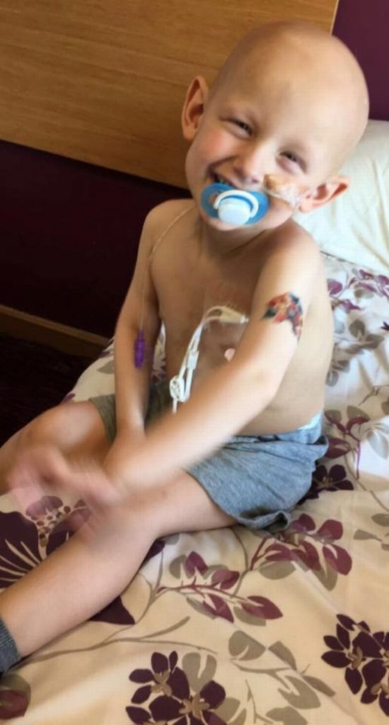 Menino de 5 anos pede desculpas à mãe ao morrer de câncer