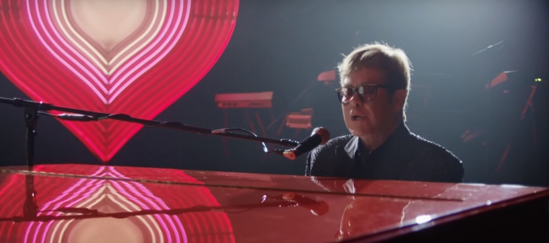 Propaganda de Natal celebra trajetória de Elton John