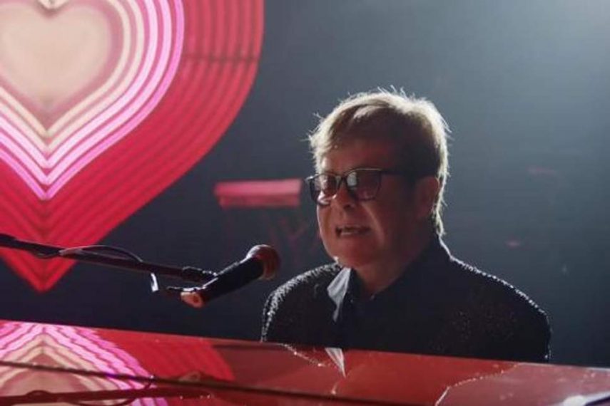 Propaganda de Natal celebra trajetória de Elton John