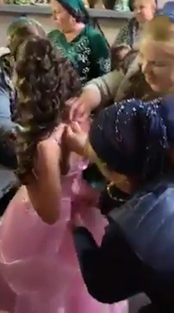Crianças de 8 e 10 anos se unem em casamento cigano