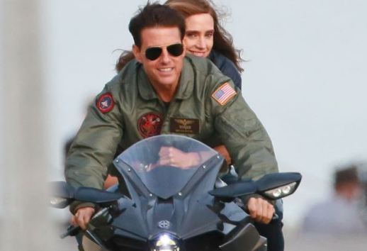 Mais de 30 anos depois, Tom Cruise recria cena de ‘Top Gun’ no set da ...