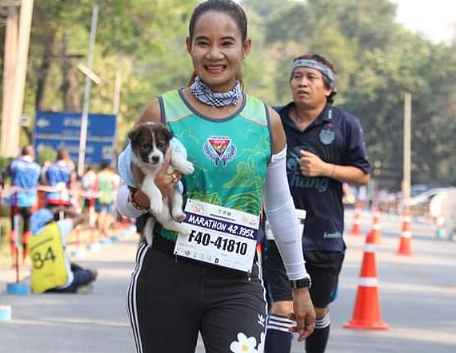 Atleta correu 30km com o filhote no colo, na Tailândia