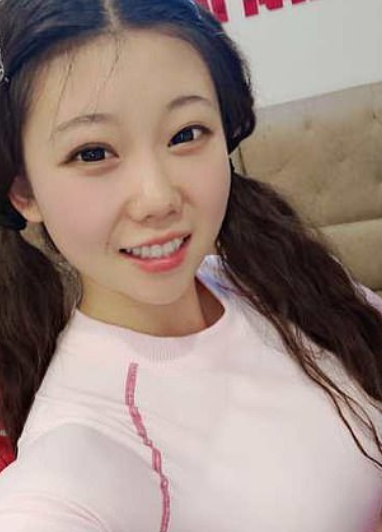 Fisiculturista chinesa de 21 anos chama atenção pelos músculos e se apelida de 'King Kong Barbie'