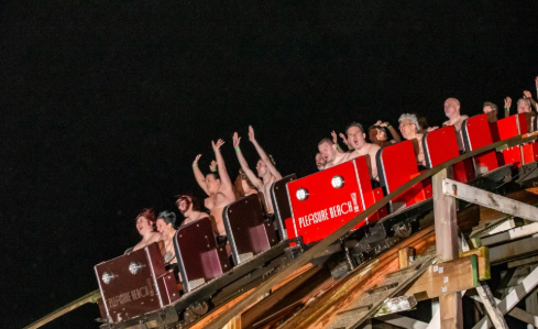 Mais de 190 pessoas batem recorde ao andarem nus em montanha-russa 