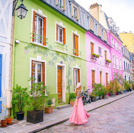Rua de Paris vira moda entre turistas no Instagram e moradores protestam