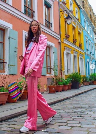 Rua de Paris vira moda entre turistas no Instagram e moradores protestam