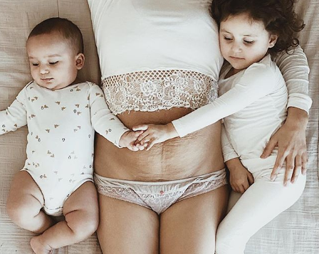 Mãe de cinco, americana discute beleza pós-maternidade nas redes