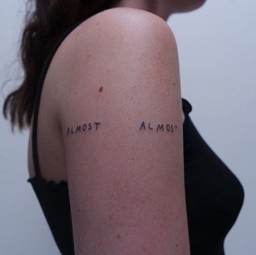 Tatuador alemão é quem escolhe quais versões vai escrever na pele dos clientes