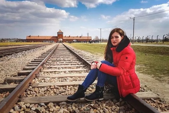 Foto em trilho no campo de concentração vira moda entre turistas