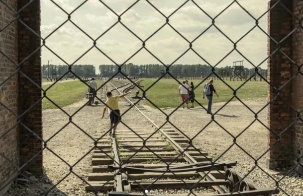 Foto em trilho no campo de concentração vira moda entre turistas
