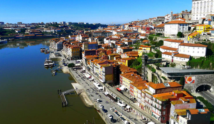 Porto, cidade na costa de Portugal