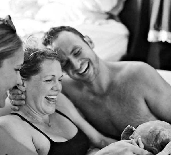 A americana Lindsey Meehleis reúne imagens incríveis dos nascimentos em que trabalha
