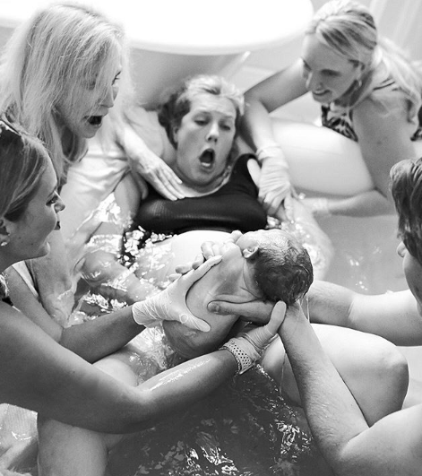A americana Lindsey Meehleis reúne imagens incríveis dos nascimentos em que trabalha