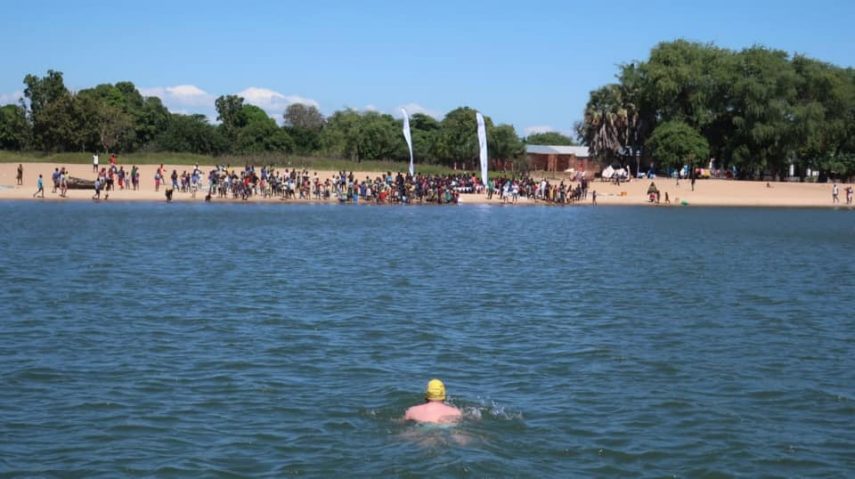 'Nadador solitário' bate recorde no Lago Malawi