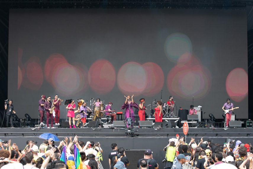 Liniker e os Caramelows retornaram ao festival após falhas técnicas interromperem o show em 2018