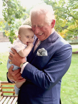 Kate Middleton e príncipe William divulgam fotos no aniversário de um ano do terceiro filho