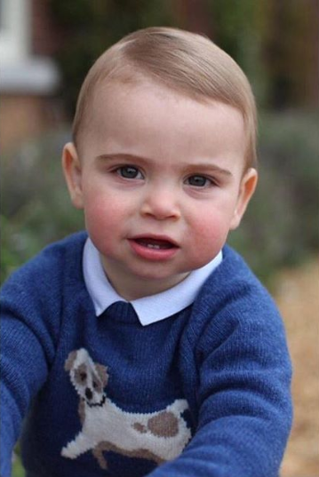 Kate Middleton e príncipe William divulgam fotos no aniversário de um ano do terceiro filho