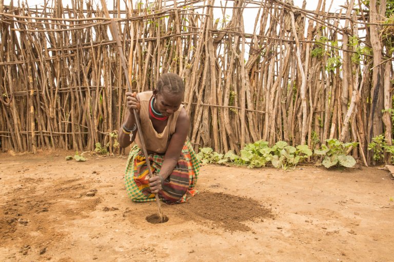 Munyes, 44 anos, Uganda - faz um buraco no chão e senta em cima para drenar o sangue da menstruação