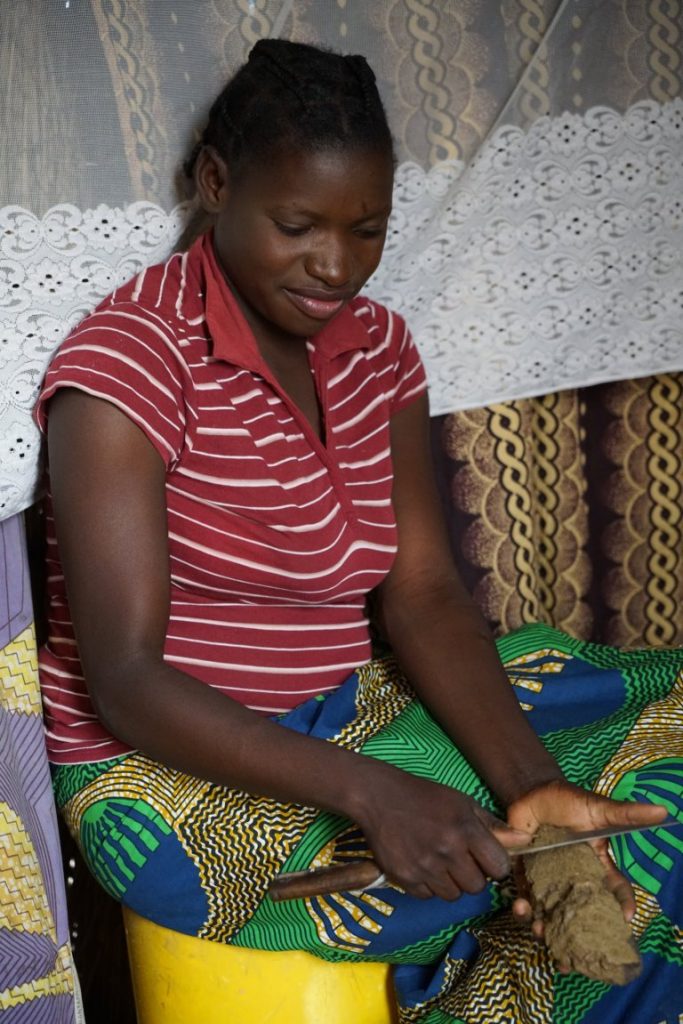 Limpo, Zambia - usa fezes secas de vaca para conter o sangue